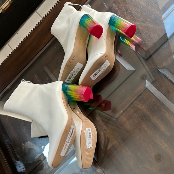 KURT GEIGER LONDON
RAINBOW STRUT WHITE LEATHER BOOTS - Picture 15 of 15